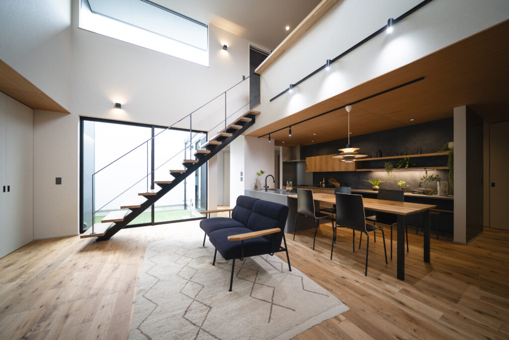 注文住宅　施工事例　LDK 吹き抜け　リビング階段