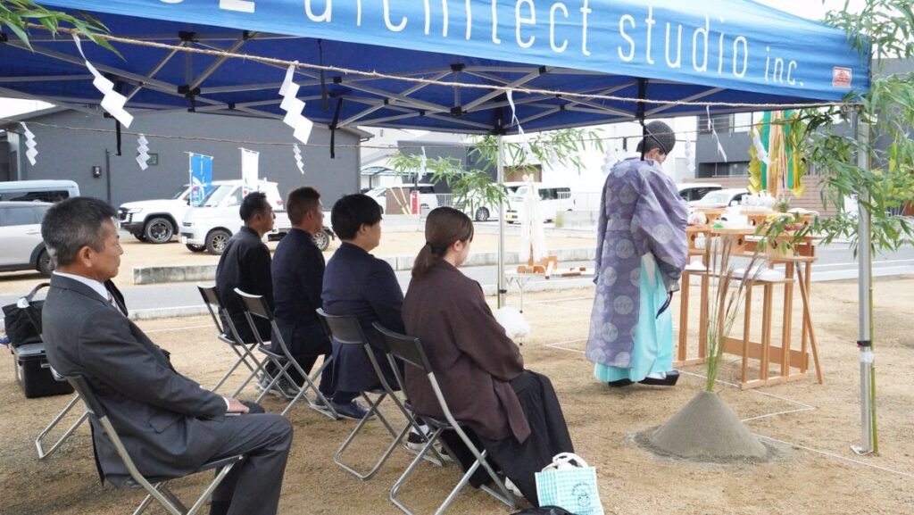 Y様邸の地鎮祭で、祭壇に向かい参列する皆様の様子