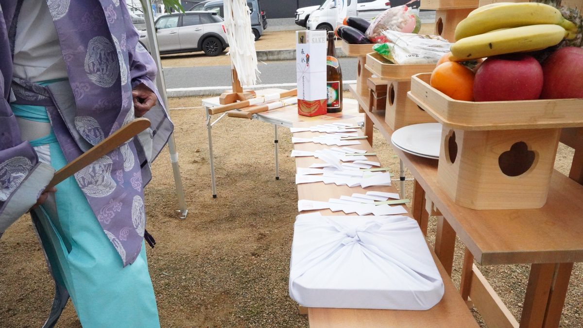 Y様邸の地鎮祭で用意された祭壇とお供え物